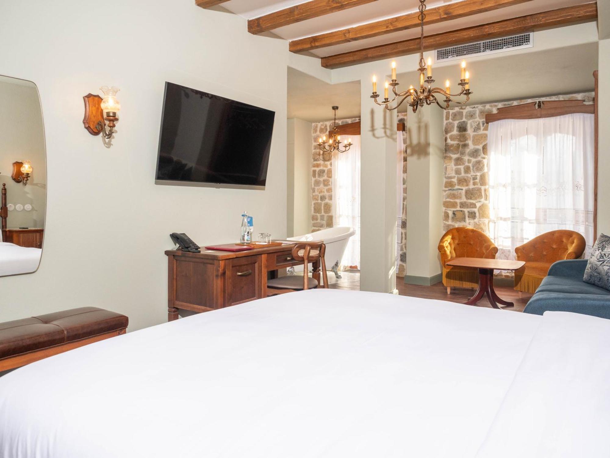 Vila Ebel Hotel Pool & Spa Корча Экстерьер фото