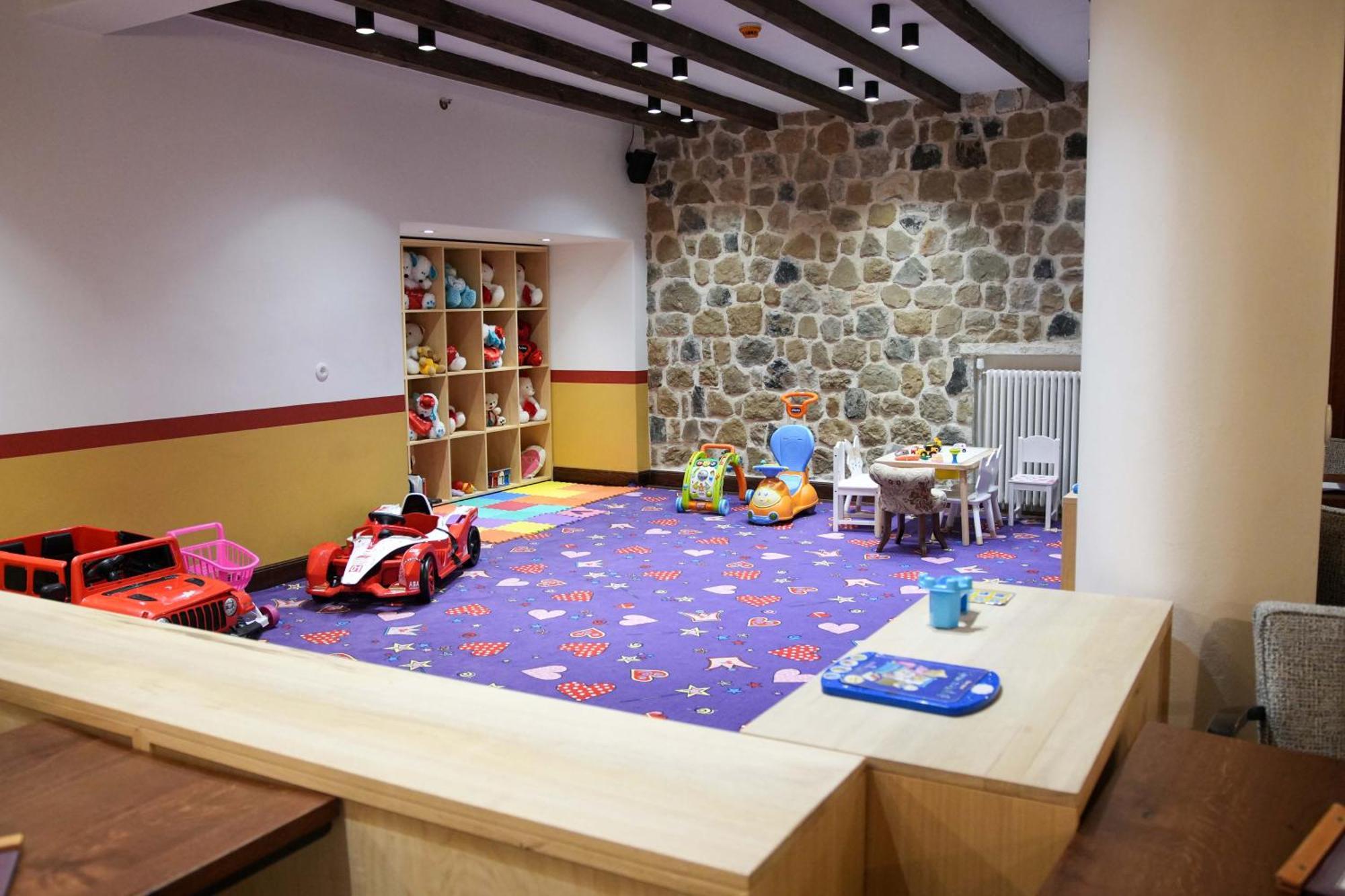 Vila Ebel Hotel Pool & Spa Корча Экстерьер фото
